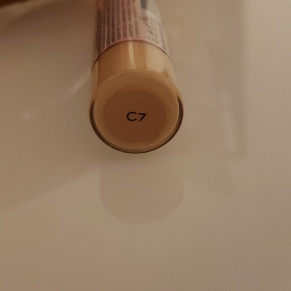 REVOLUTION MAKEUP concealer - Picture 4 of 5
